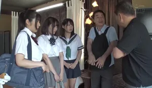 Thất nghiệp, ông bố khốn nạn dẫn 3 hoa nhỏ đi bán dâm