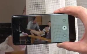 Vợ sắp cưới của con trai gian díu với bố ông chồng bị gã cấp trên khu phố phát hiện