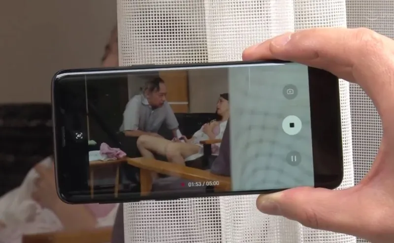 Vợ sắp cưới của con trai gian díu với bố ông chồng bị gã cấp trên khu phố phát hiện