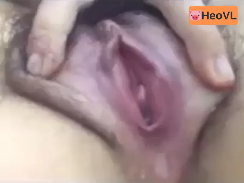 Bạn gái show cận cảnh cô bé đang thở