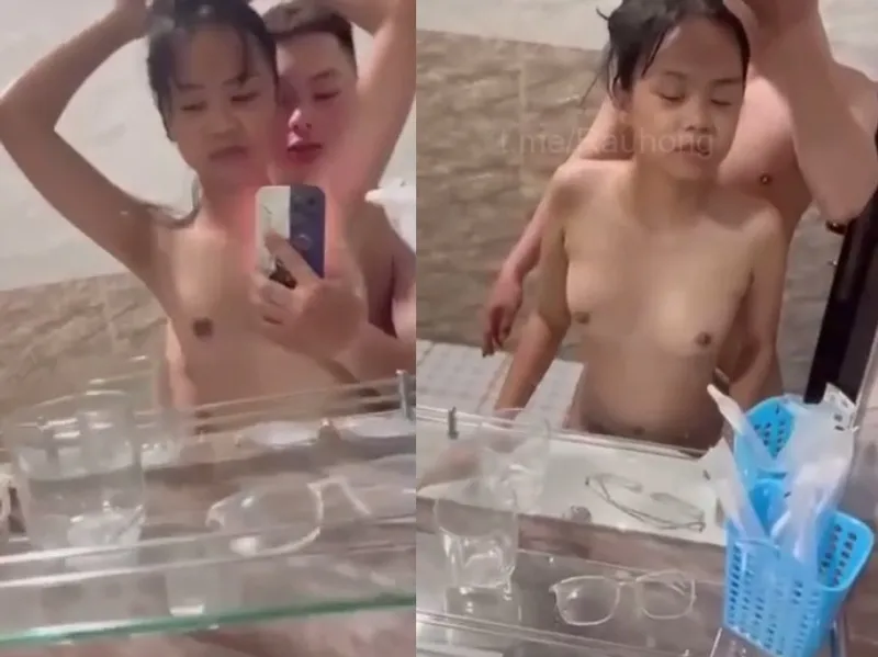 Dáng mảnh em cùng anh yêu nện trước gương quay kỉ niệm